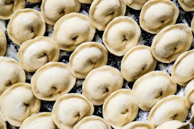 Bir pişirme üzerinde ev yapımı mantı