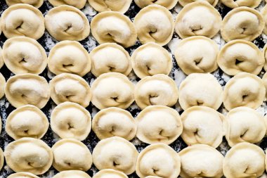 Bir pişirme üzerinde ev yapımı mantı