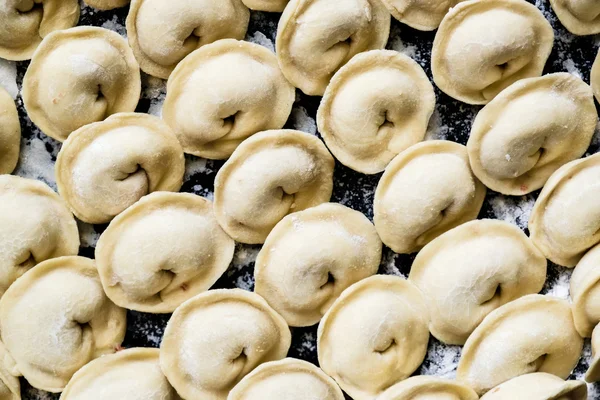 Bir pişirme üzerinde ev yapımı mantı