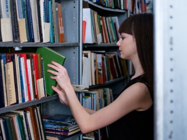 Kütüphane kız