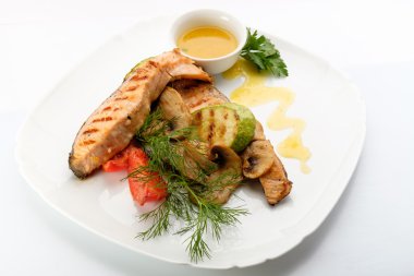 Beyaz bir plaka üzerinde kırmızı balık