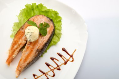 Beyaz bir plaka üzerinde kırmızı balık