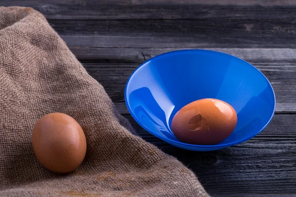ahşap bir masa üzerinde yumurta