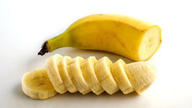 Hafif bir arka plan üzerinde muz