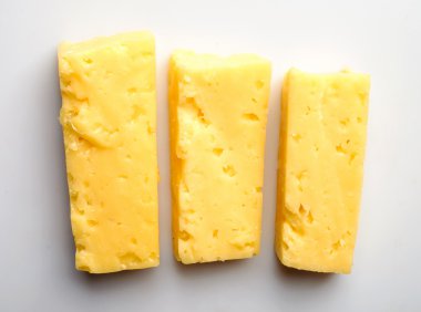 Beyaz arkaplanda peynir