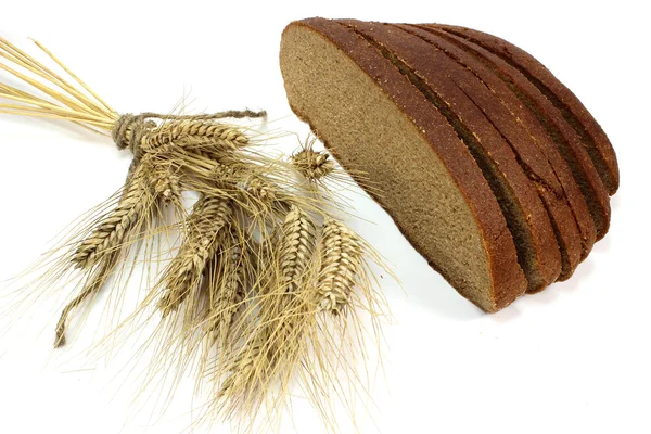Spikelets ve kahverengi ekmek — Stok fotoğraf