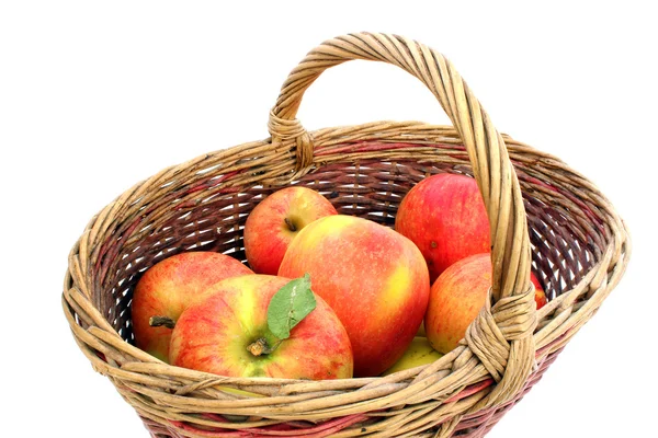 Cesta de mimbre con manzanas —  Fotos de Stock