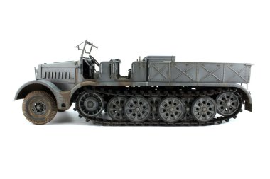 Model yarı görünüm kesinlikle yan