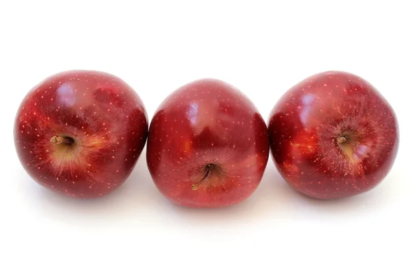 Tres manzanas rojas están inclinadas —  Fotos de Stock