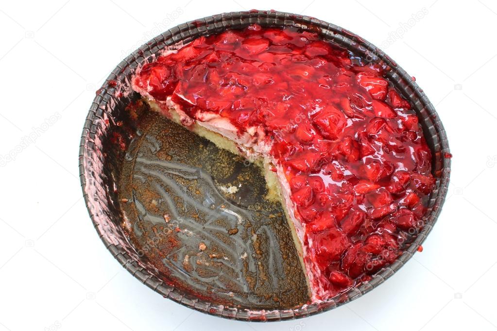 Round strawberry flan with cut pieces