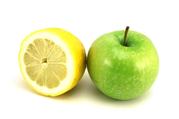 Зелене яблуко і пів лимона — стокове фото