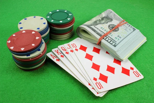 Royal Flush, chips en geld — Stockfoto