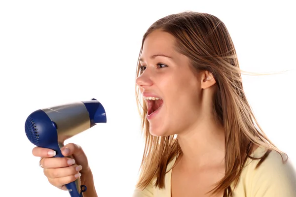Menina cantando para um secador de cabelo — Fotografia de Stock
