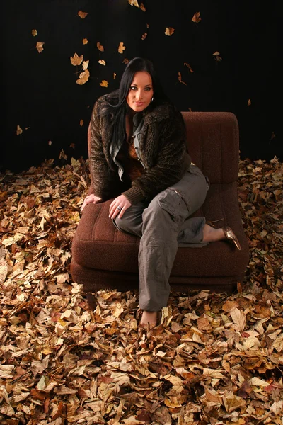 Belle fille couverte de feuilles d'automne — Photo