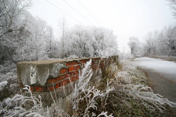 Tegelvägg i en vinter scen Stockbild