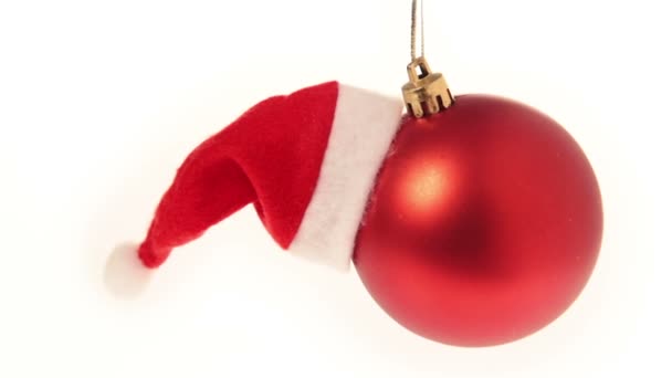 Appendere palla di Natale con cappello di Babbo Natale — Video Stock