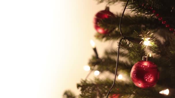 Juldekoration hängande på julgranen — Stockvideo