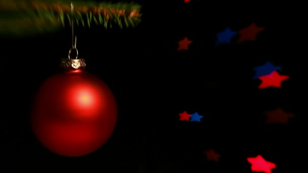 Kerstdecoratie opknoping op de kerstboom — Stockvideo