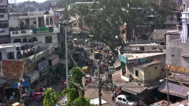 Bewegende Menschenmenge auf dem Hauptbasar in New Delhi — Stockvideo