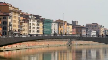 Pisa köprüyü geçtikten yayalar