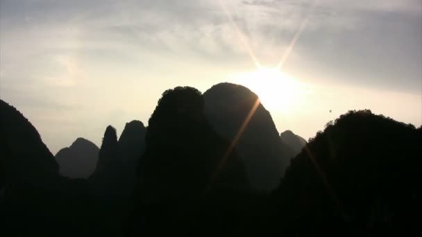 Yangshuo Vadisi ve güneşin doğuşunu, onun dağlık manzara — Stok video