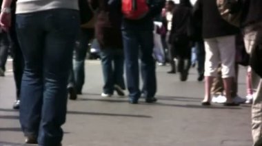 Sokakta yürüyen insanlar