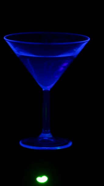 Verres éclairés avec des lumières UV — Video