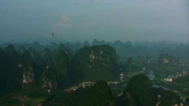 Yangshuo van hete lucht ballon — Stockvideo