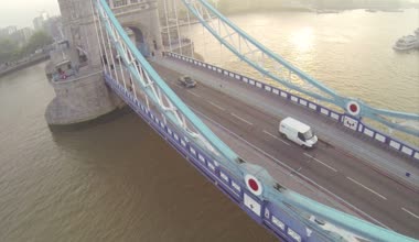 Londra Köprüsü üzerinde Thames Nehri üzerinde uçan kamera