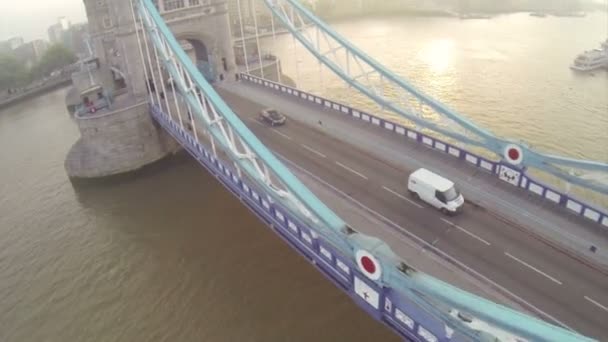 テムズ川のロンドン ・ ブリッジ上空カメラ — ストック動画