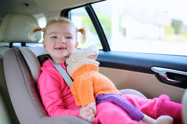 Klein meisje genieten van reis in de auto — Stockfoto