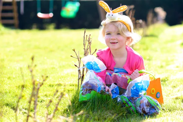 Bambino godendo la caccia alle uova di Pasqua — Foto Stock