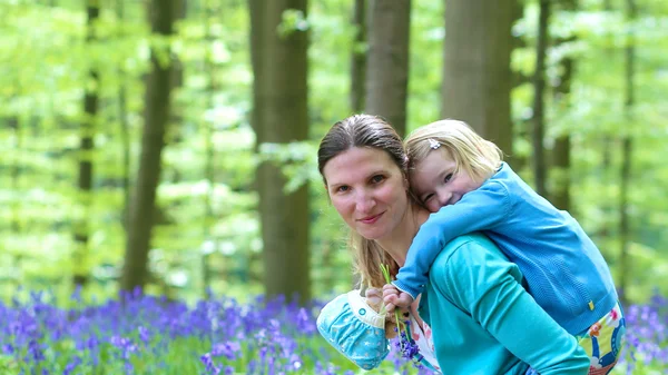 Moeder en dochter in prachtig bos — Stockfoto