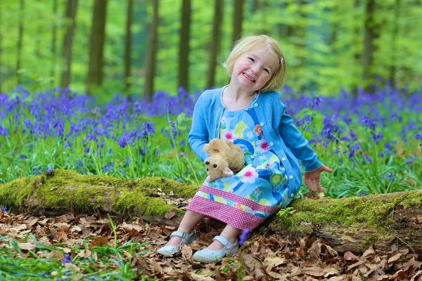 Gadis kecil bermain di hutan — Stok Foto