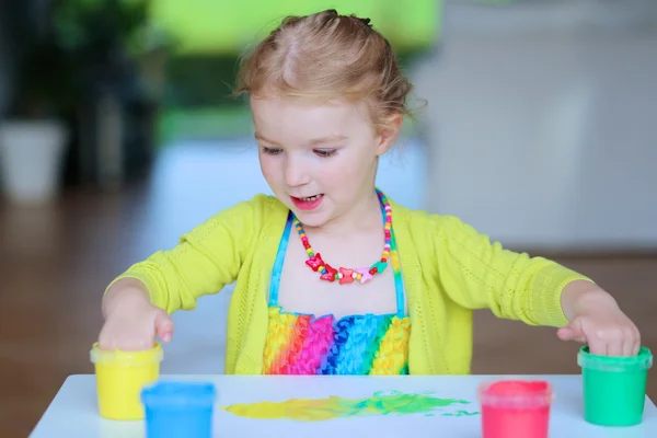 Niña pintando con los dedos —  Fotos de Stock