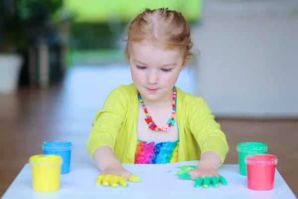 Niña pintando con los dedos — Foto de Stock