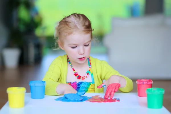 Little girl painting with her fingers — Stock Photo, Image