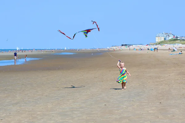 Happy Little Girl korzystających dzień na plaży — Zdjęcie stockowe