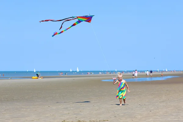 Gelukkig klein meisje genieten van dag op het strand — Stockfoto