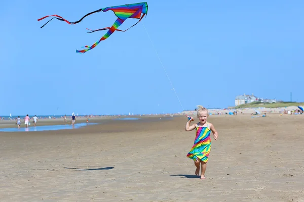 Niña feliz disfrutando del día en la playa —  Fotos de Stock