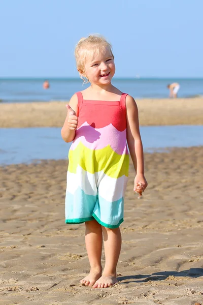 해변에서 하루를 즐기는 행복한 어린 소녀 — 스톡 사진