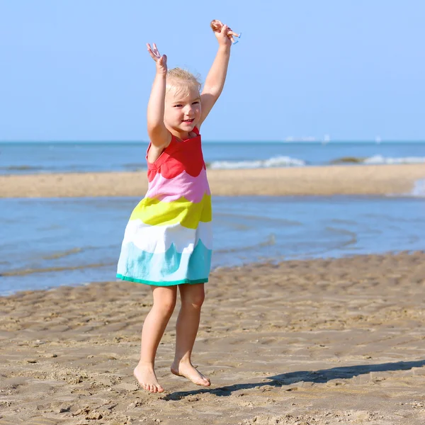 Menina feliz desfrutando do dia na praia — Fotografia de Stock