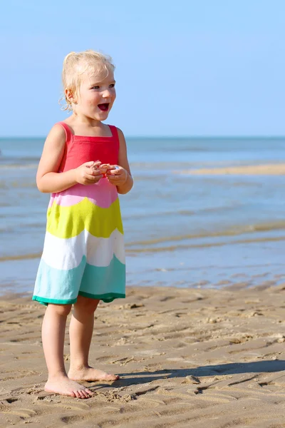 Lycklig liten flicka njuter dag på stranden — Stockfoto