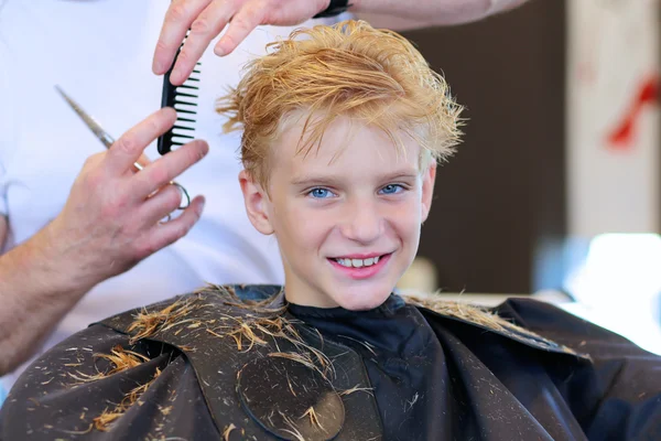 Adolescente ragazzo avendo taglio di capelli — Foto Stock