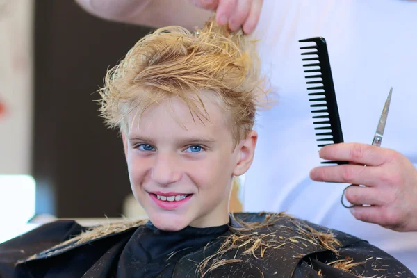 Adolescente ragazzo avendo taglio di capelli — Foto Stock