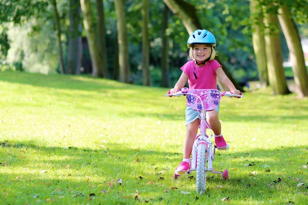 Niña montando su bicicleta — Foto de Stock