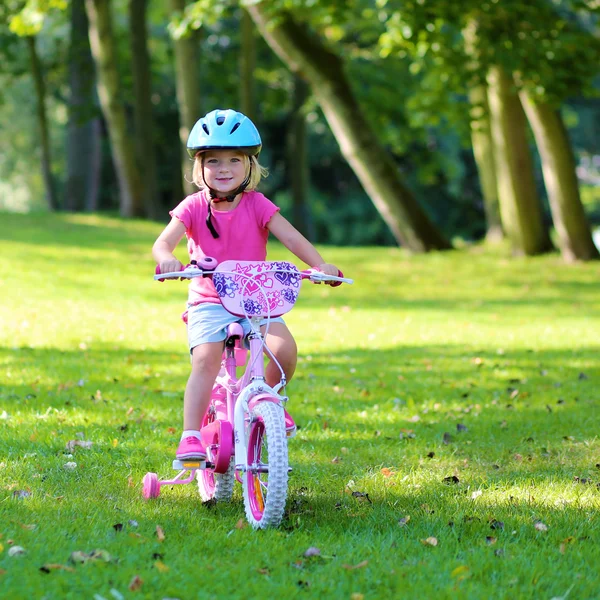 Liten flicka ridning hennes cykel — Stockfoto