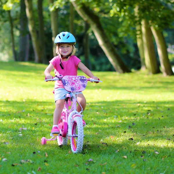 Niña montando su bicicleta — Foto de Stock