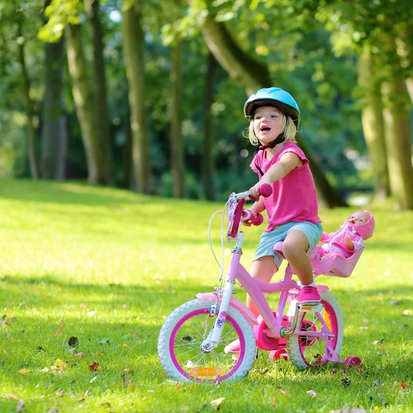 Mała dziewczynka jej rowerze — Zdjęcie stockowe