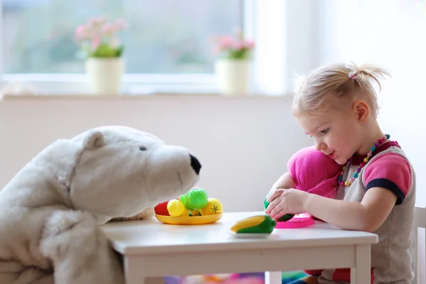 Småbarn flicka som leker med leksaker inomhus — Stockfoto